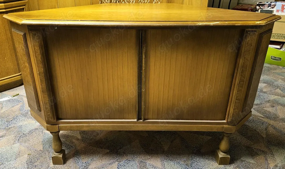 Eckschrank mit versteckt integrierter Bar