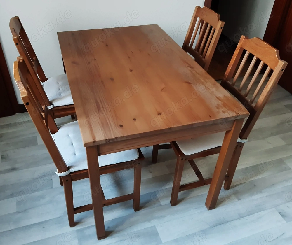 Esszimmertisch und Stühle mit Auflagen