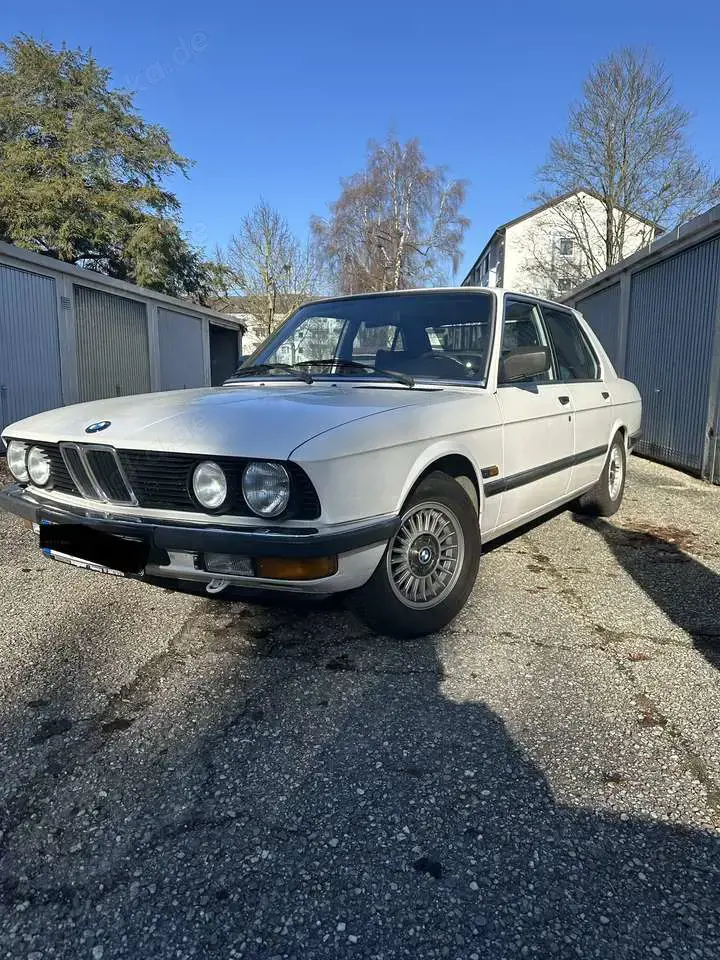BMW 520 520i (E28)