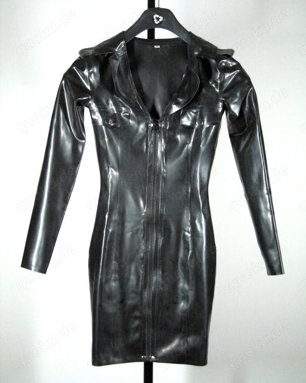 Diverse Latexoutfits zu verschenken, gegen Profi-Fotoshooting