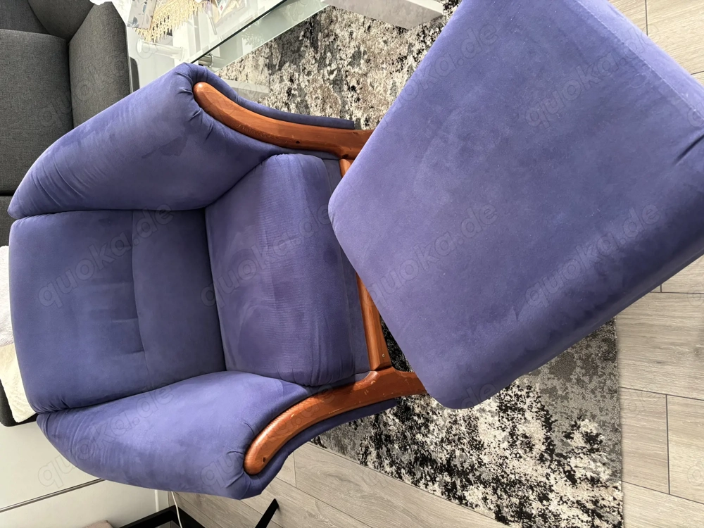 Sessel mit Hocker