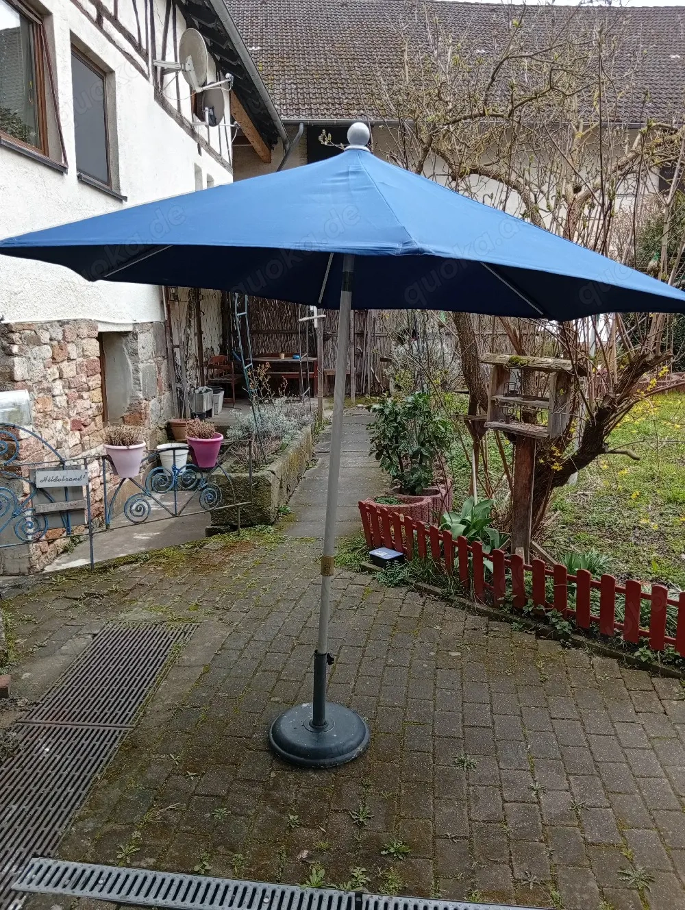 blauer Sonnenschirm 