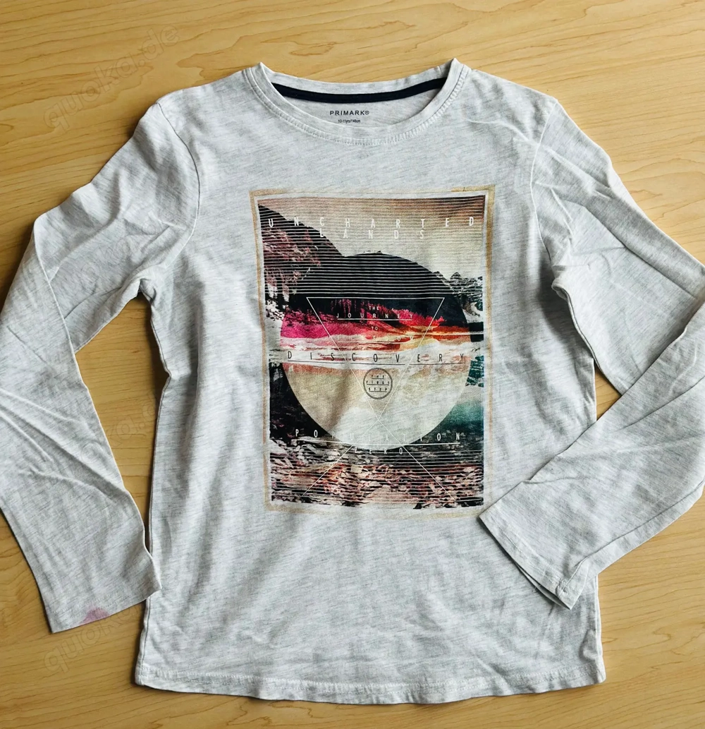 Langarmshirt - Primark, Jungen, Gr. 146 grau mit Motiv - kleiner Fleck am Ärmel