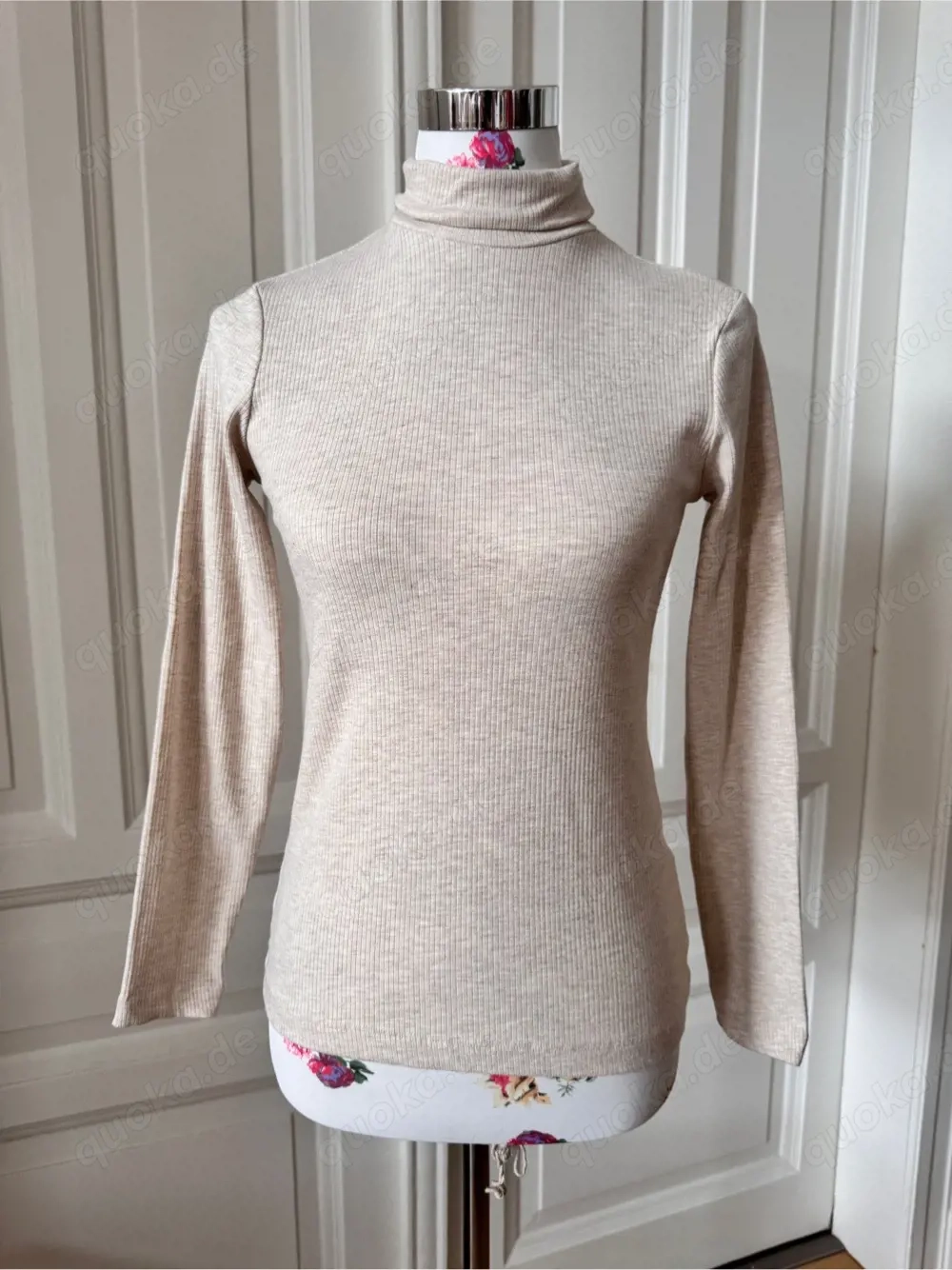 Beiger Rollkragenpullover, S