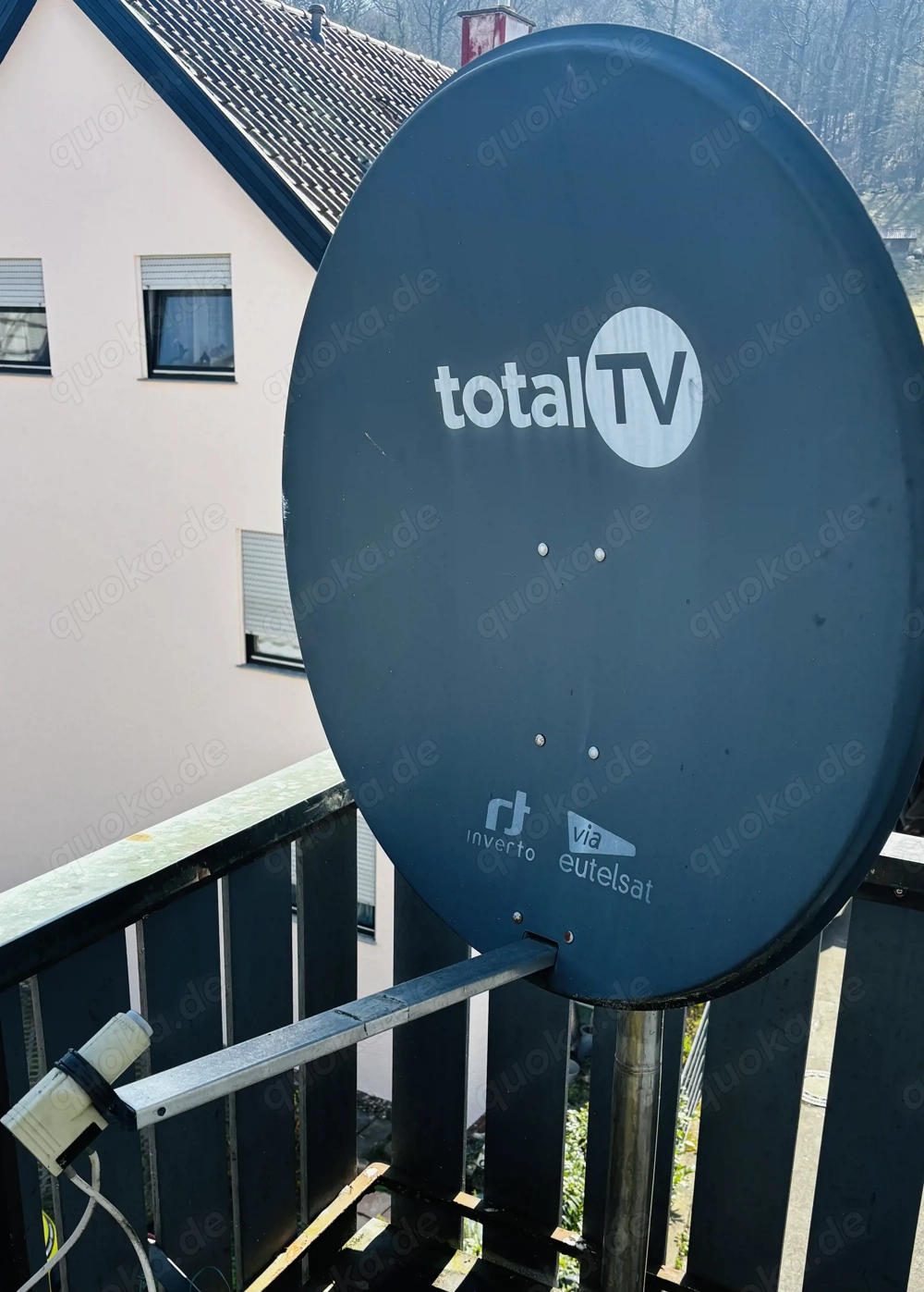 Satellitenschüssel mit Dual LNB (2 Anschlüsse) günstig zu haben