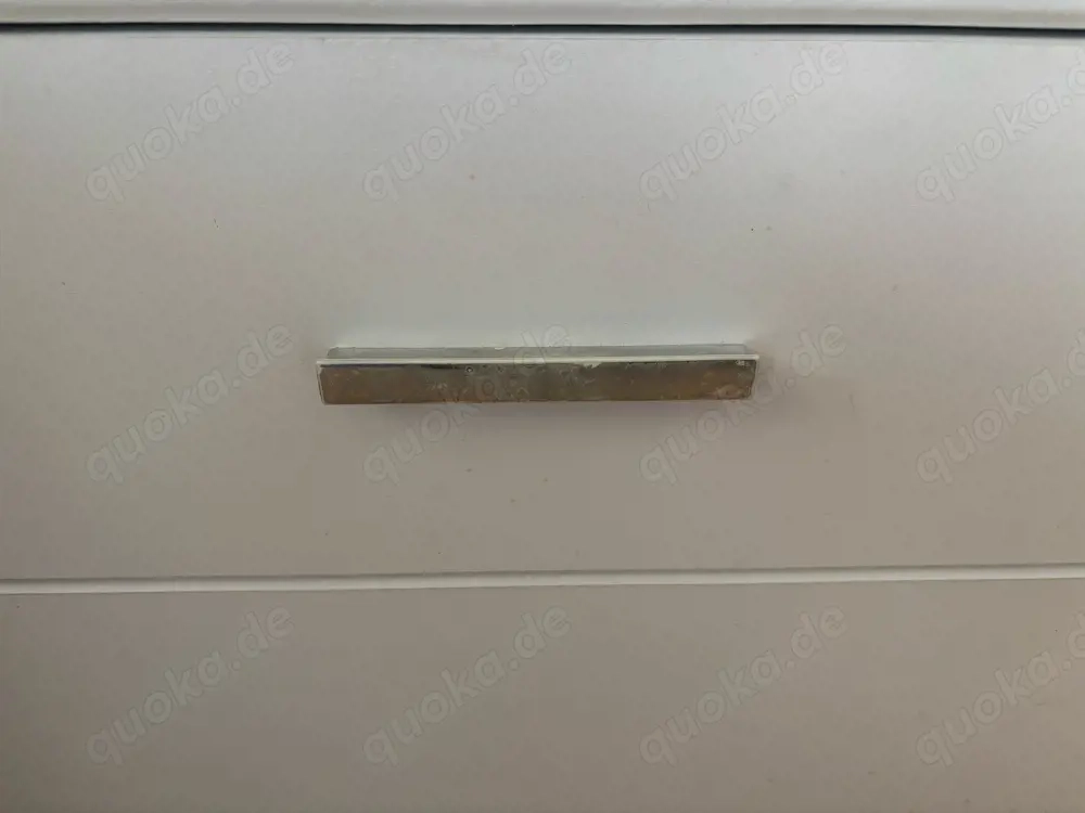 Schrank weiß mit Gebrauchsspuren