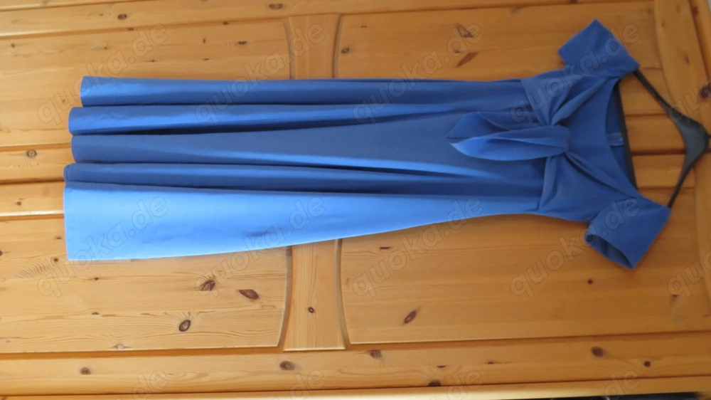 langes hellblaues, festliches Konfirmationskleid