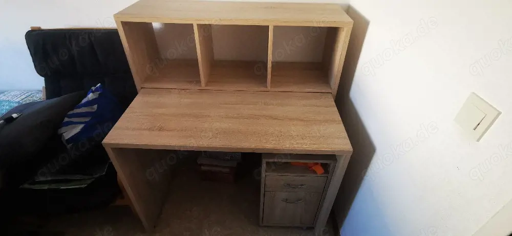 Tisch mit Regal und Rollschrank