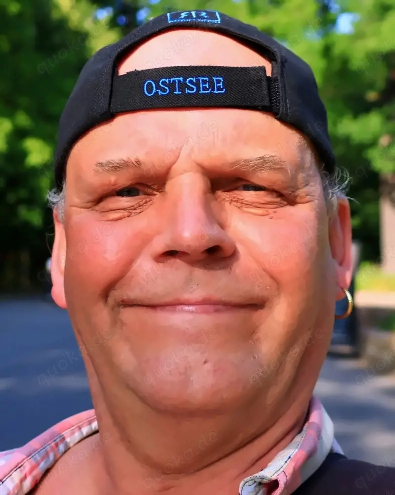 Er sucht f. seinen ersten Dreier ...