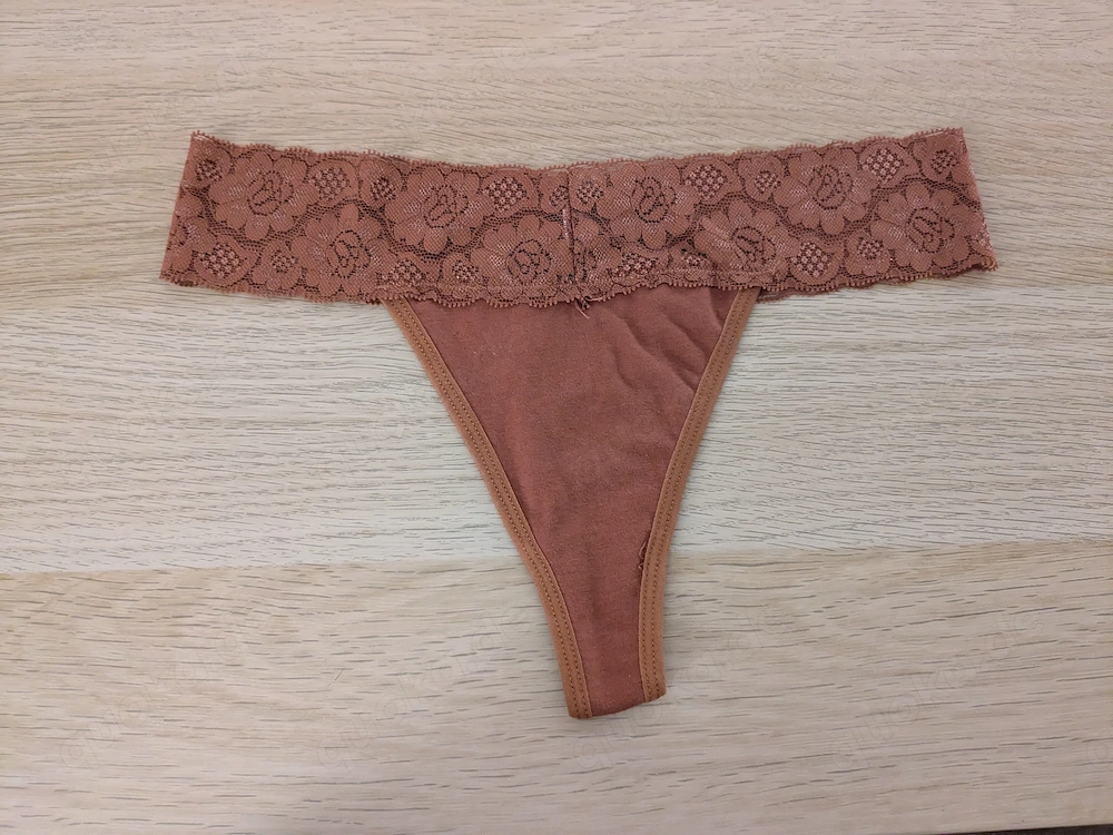 getragener feuchter Tanga