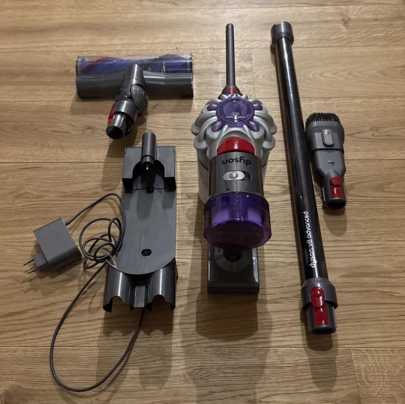 Dyson V8 Advanced Akku-Staubsauger - defekt - 5 Monate alt #