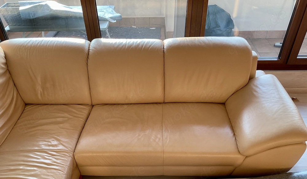 Ledereckcouch mit Federkern Farbe Apricot.