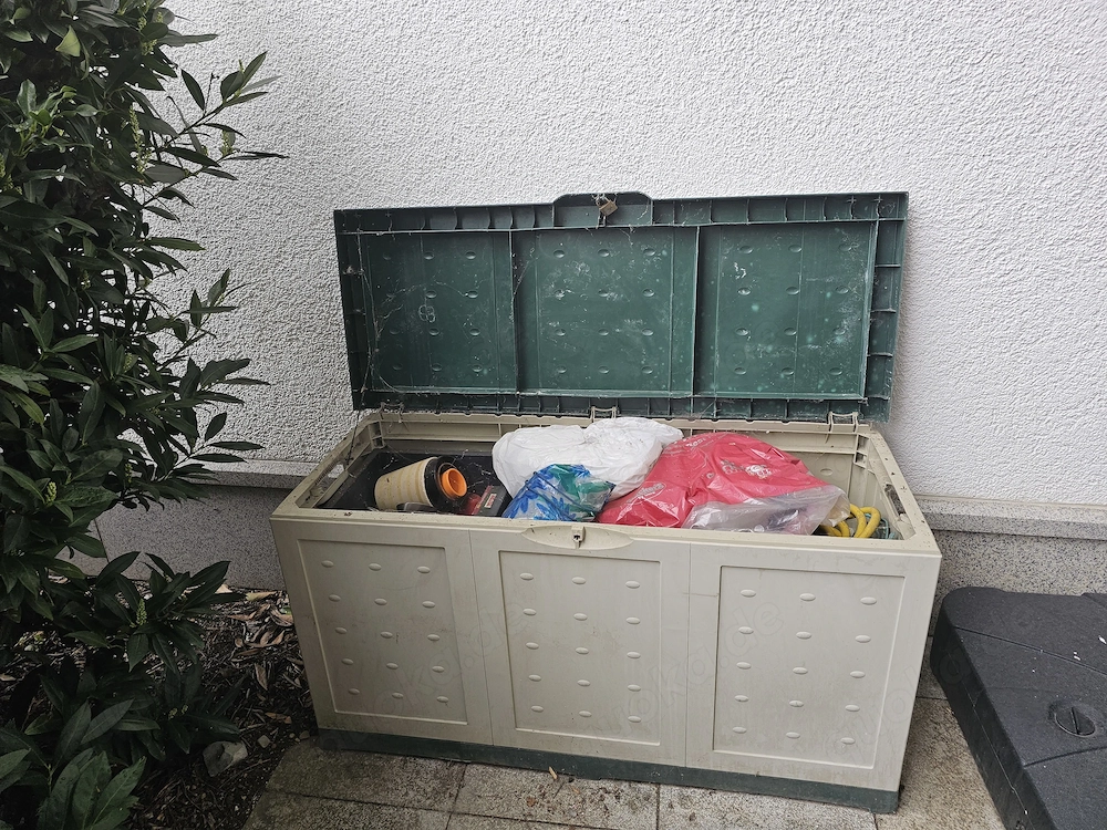 Gartentruhe inklusive div. Inhalt zu verschenken