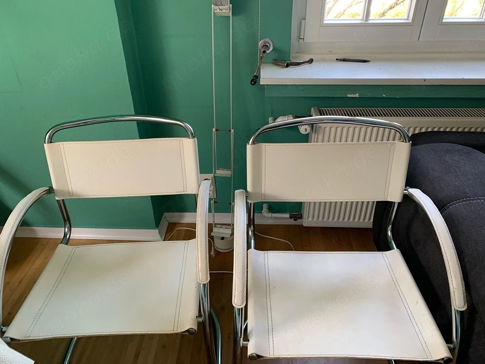 Weisse Stühle mit Metallgestell