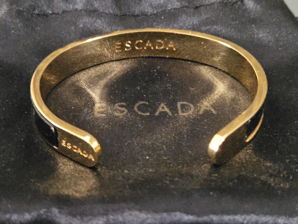 Neuwertig! Original ESCADA Armreif Cuff Torque mit poliertem Gold Finish & 2 Anhänger TOP!