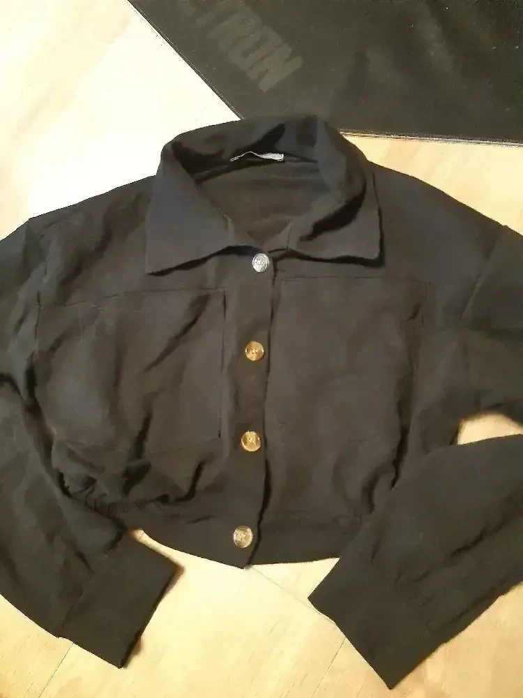Bauchfreie jacke mit knöpfen 