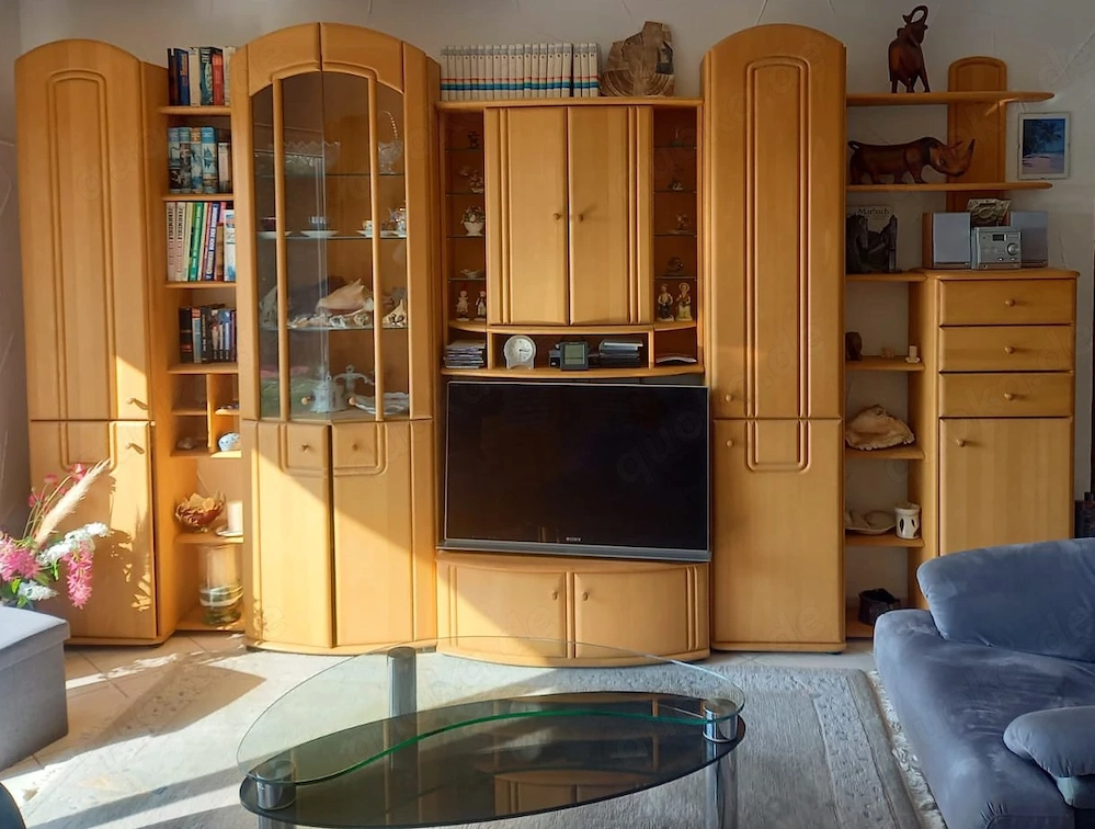Wohnzimmerschrankwand Holz mit Glastüren