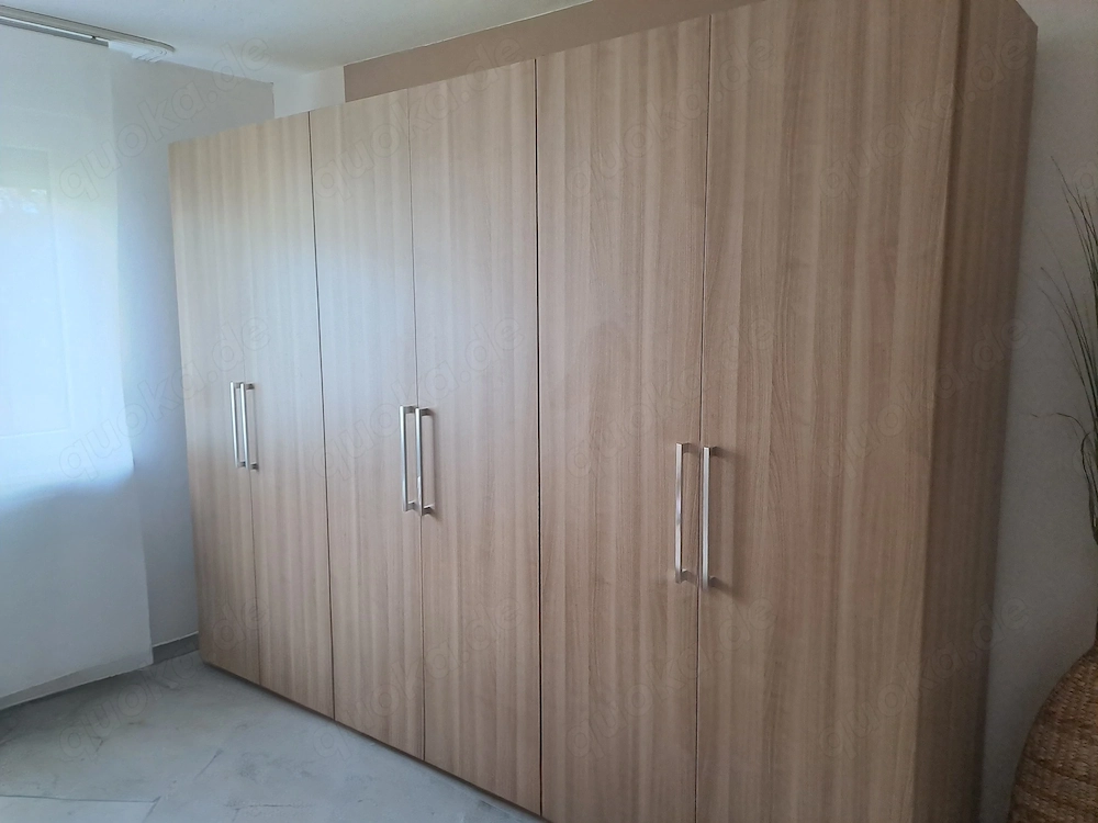 Geräumiger Kleiderschrank zu verkaufen (bereits abgebaut)