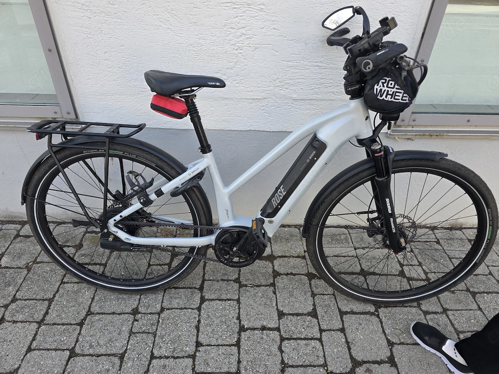 1x Herren- und 1x Damen-E-Bikes von ROSE Bike