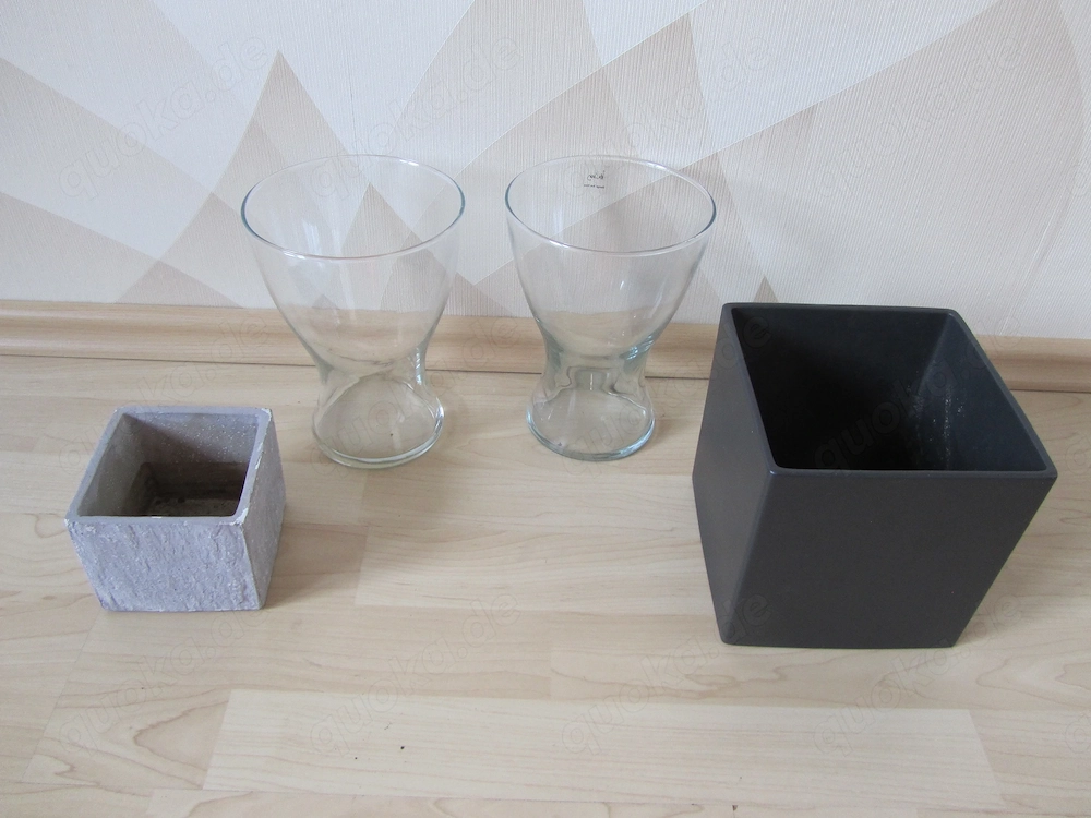 2 Blumenvasen und 2 quadratische Blumentöpfe