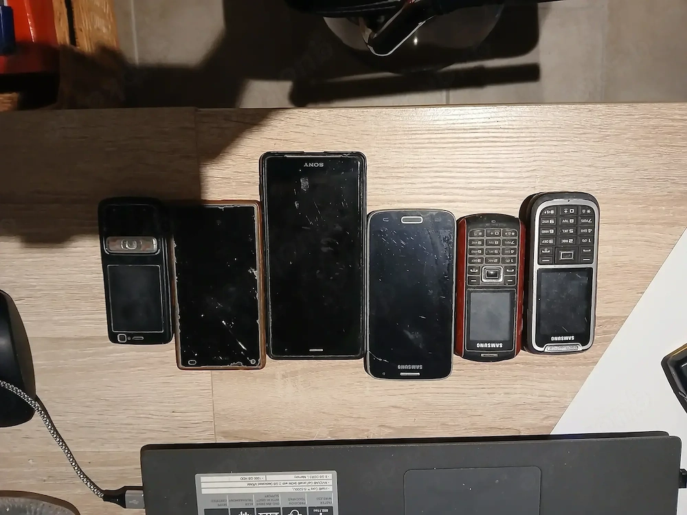 8 Handys zum Verkauf 