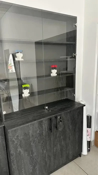 Glasvitrine mit Sockel   modern und stilvoll