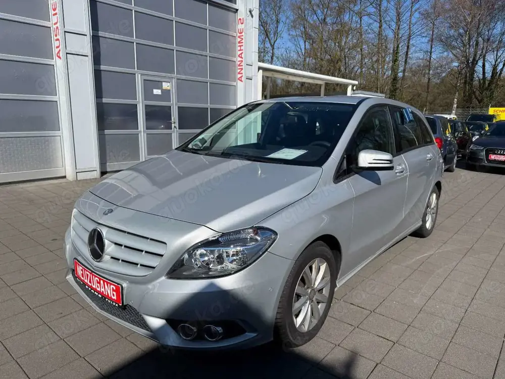 Mercedes-Benz B 180 *1.HAND+SCHECKHEFT+ALLWETTER+AHK+KAMERA*
