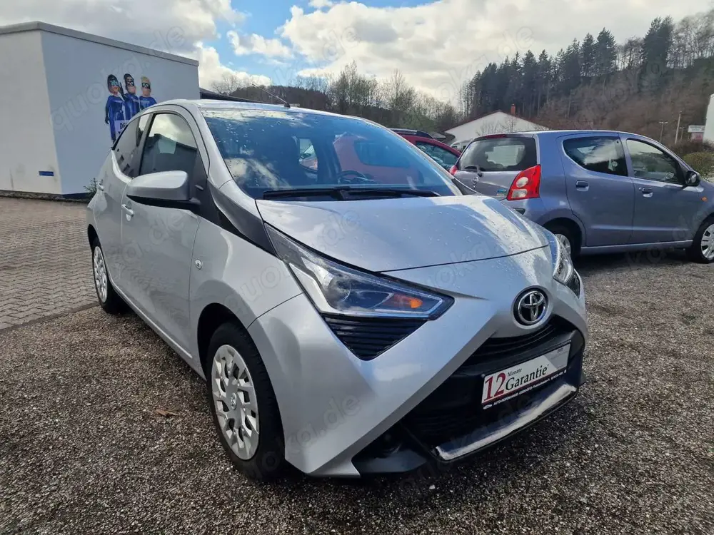 Toyota Aygo x-play-AUTOMATIK-NAVI-RÜCKFAHRKAMERA-SCHECKHEFT