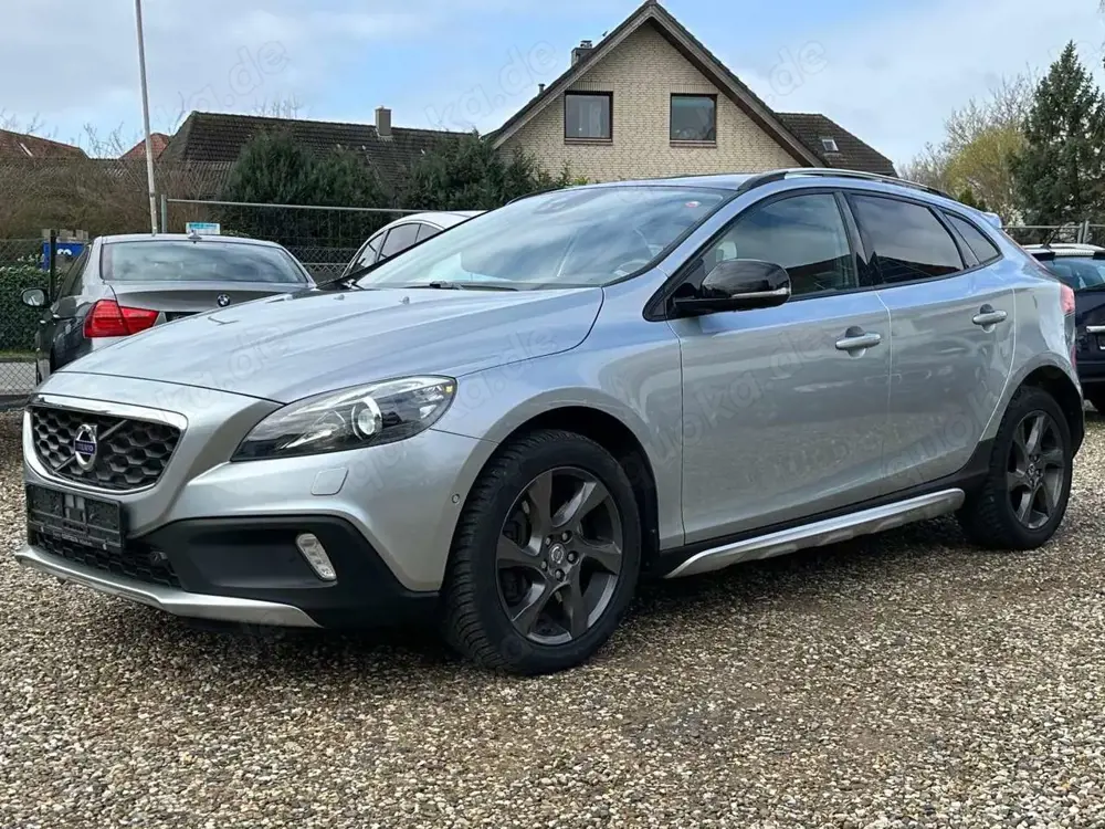 Volvo V40 Cross Country 2.0 D3 Momentum Automatik Xenon SHZ Navi Panorama