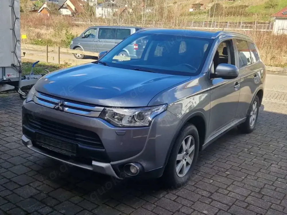 Mitsubishi Outlander 4WD mit Anhängerkupplung