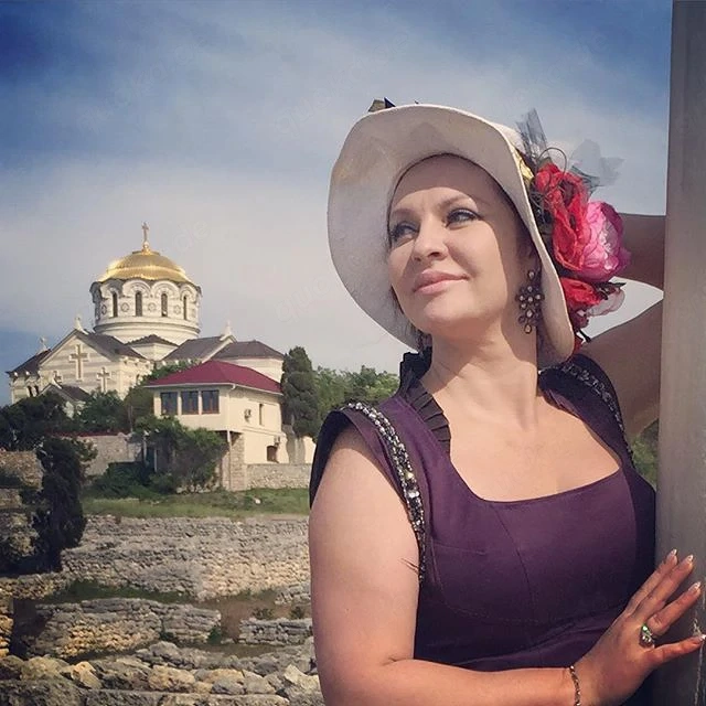 ein kleines Kätzchen sucht nach einem kleinen Kätzchen