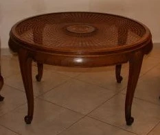 Cippendale Tisch mit Rohrgeflecht und Glasplatte