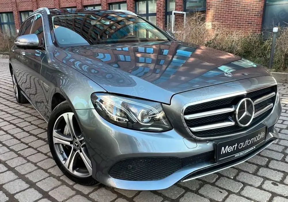 Mercedes-Benz E 450 T*4M*PANO*DISTR*AIRM*AHK*DB SERVICE