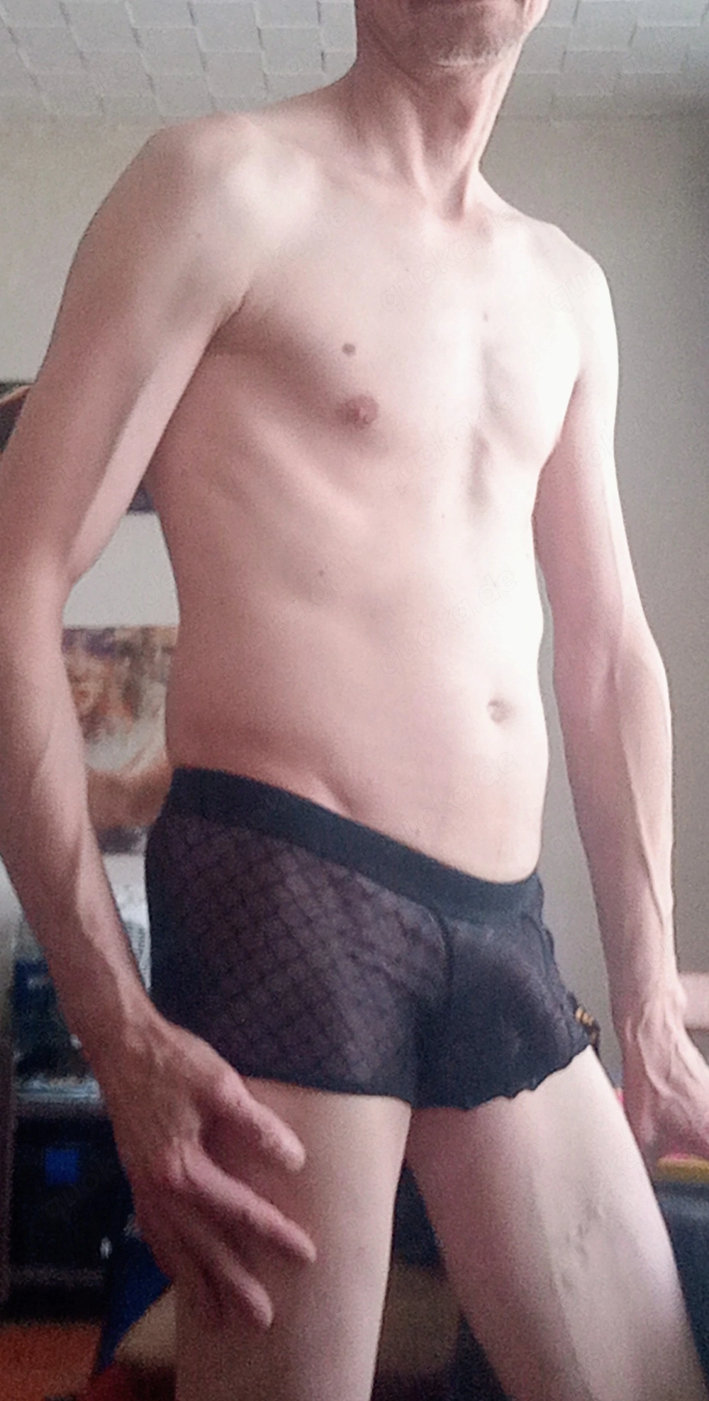 Devoter Typ lässt sich gerne von Frauen zusehen oder helfen 