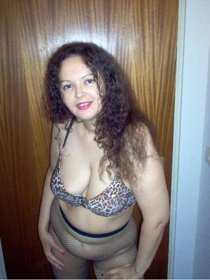 Sinnlich erotische Frau von nebenan verwöhnt Dich bei Dir im Haus oder Hotel.