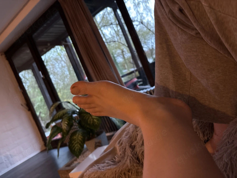 Füße im Wohnzimmer d