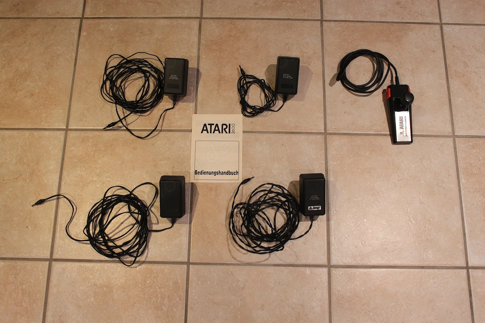 Atari 2600 Netzteile und Joystick (Defekt) abzugeben !
