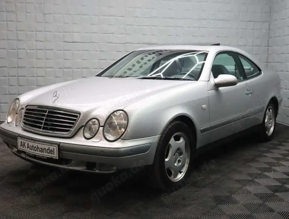 Mercedes-Benz CLK 220 Automatik PDC Klimaautomatik SHZ 8-fach