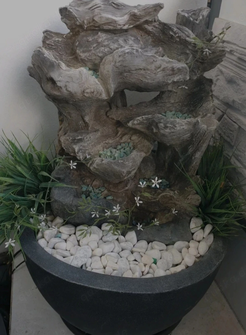 Dekorativer Zimmerbrunnen mit LED-Beleuchtung