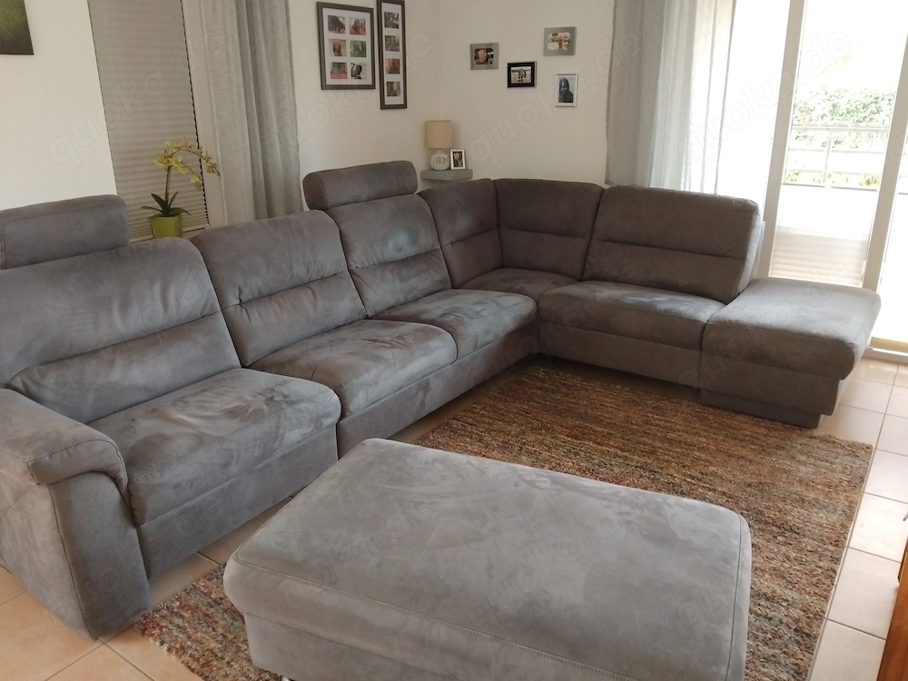 Wohnlandschaft und Hocker mit Bettkasten 