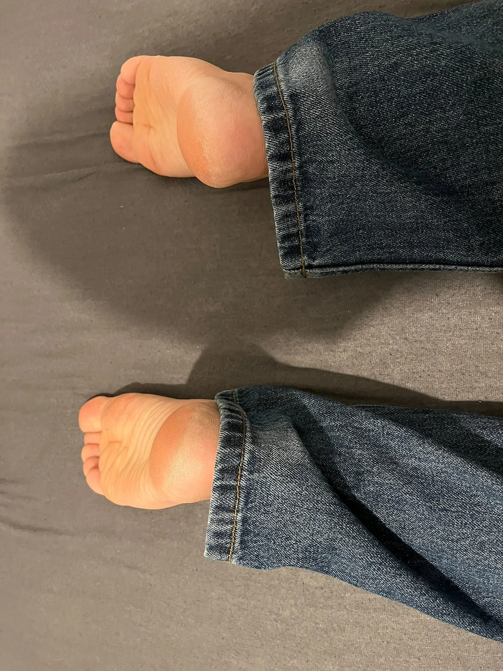 21M, Junge Mann bietet Ihnen Fußjob an gegen ein TG..