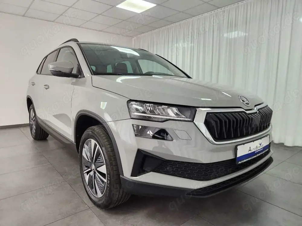 Skoda Karoq SELECTION AHK SHZ Kam LED CarPlay beh.Lenk