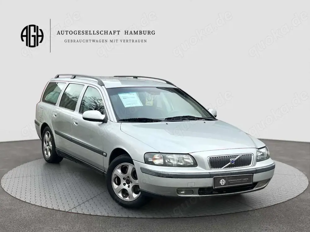 Volvo V70 2.4 Comfort*AHK*1.Hand DR*8fach bereift*