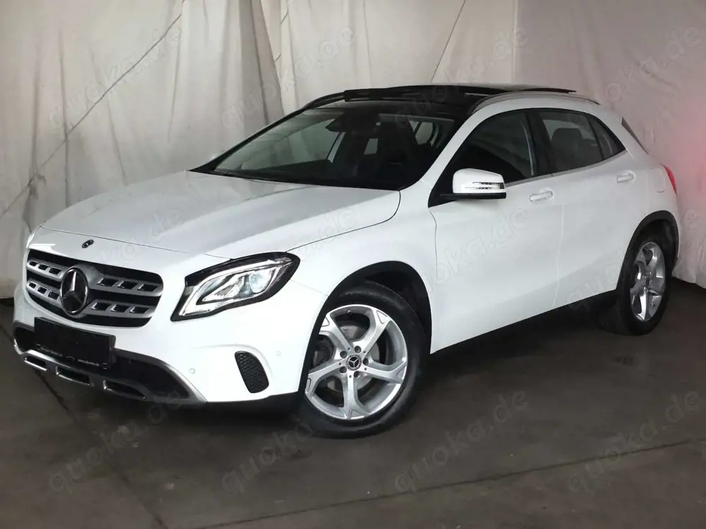 Mercedes-Benz GLA 180 PANORAMADACH LED NAVI AHK 18 Zoll LMF PTS SHZ