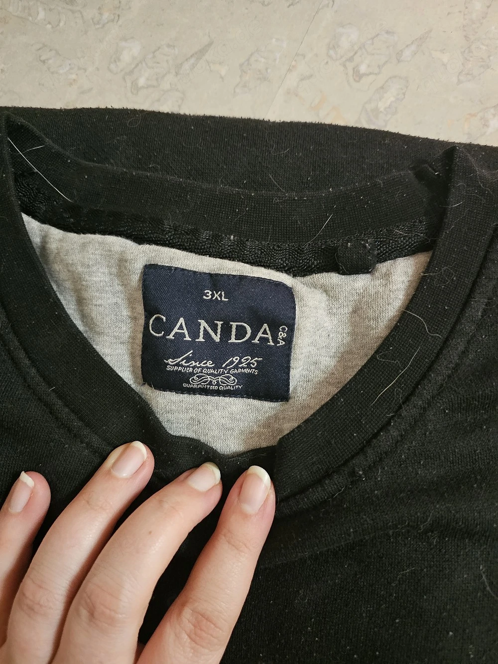 Schwarzer Sweater