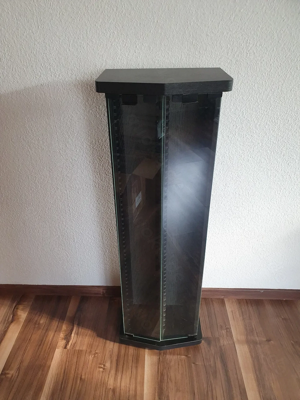 Schwarzer CD-Turm mit Glästüren, sehr guter Zustand, ohne Inhalt