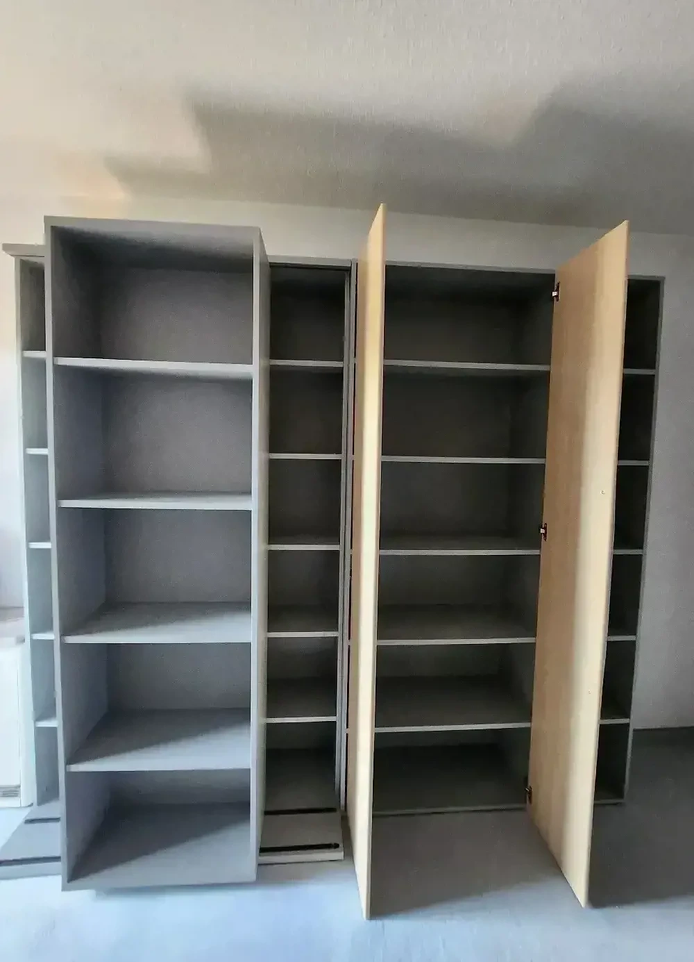 Büroschrank mit verschiebbarem Element 