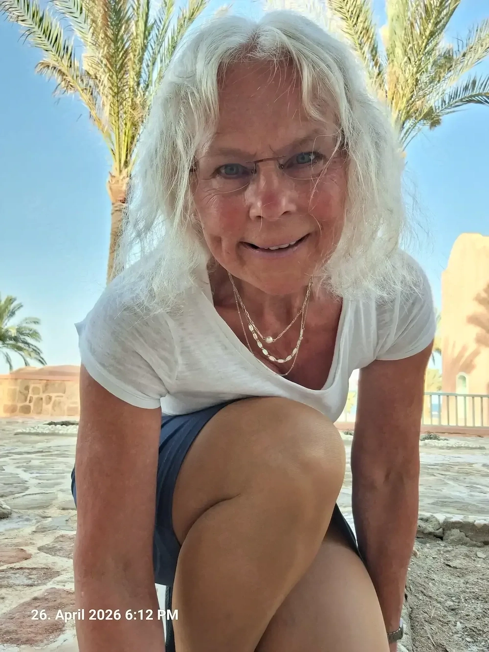 Unternehmungslustige, junggebliebene, attraktive 65- jährige sucht vorzeigbaren, empathischen NR!