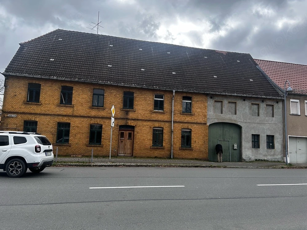Bauernhaus in Zentrum einer Kleinstadt