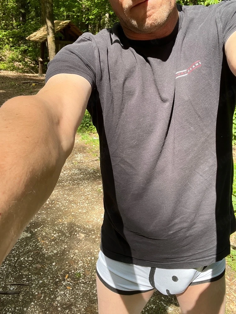 8.5. 11-13Uhr Nackte Riesenlatte im Wald... finden und einfach Testen